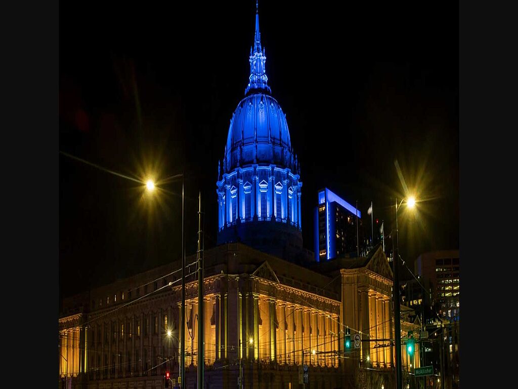 L'hôtel de ville de San Francisco reste illuminé aux couleurs du drapeau ukrainien.