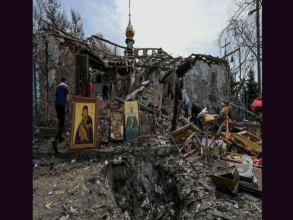 La nuit précédant Pâques, les Russes ont bombardé l'église avec de l'artillerie