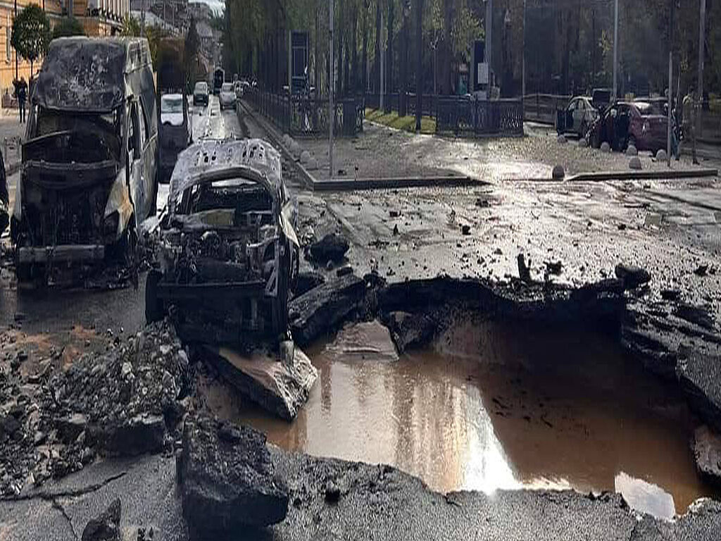 Воронка от ракетного удара на перекрестке 