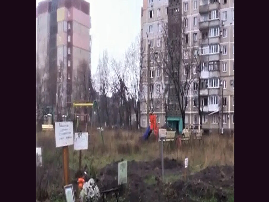 Burying people, killed during the shelling, in the courtyards