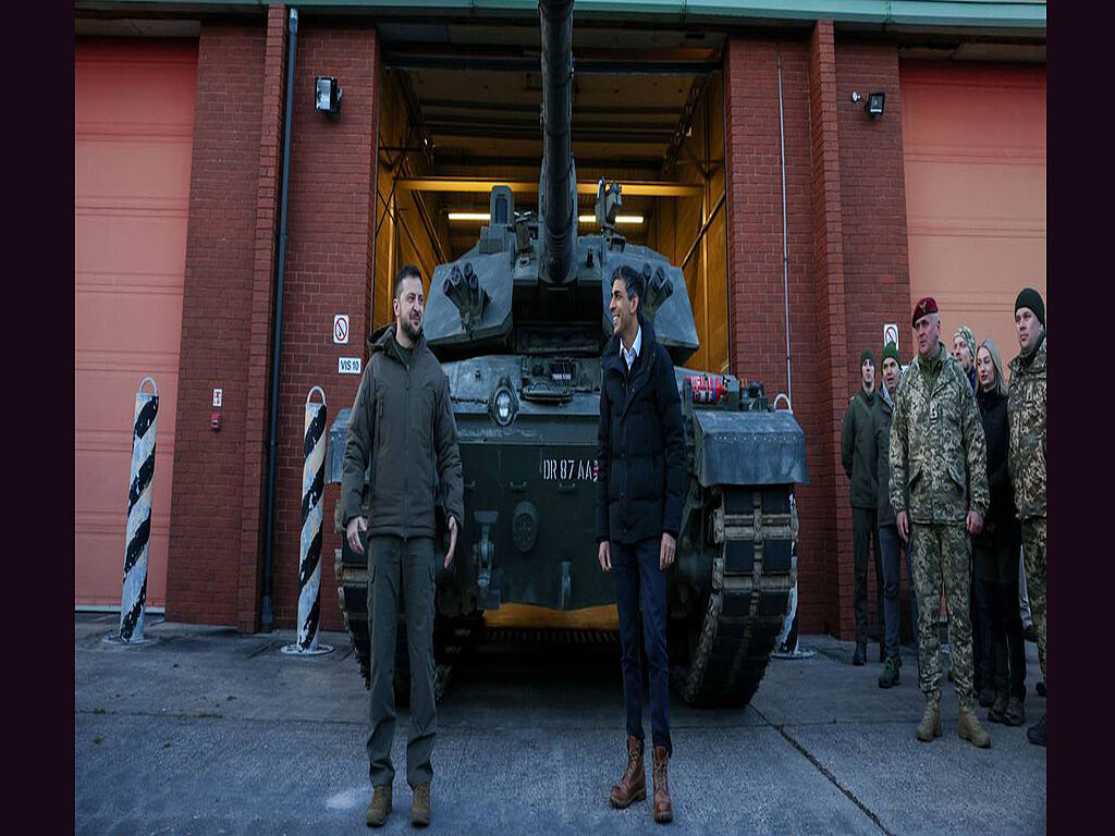 Le président Vladimir Zelensky et le premier ministre Rishi Sunak près d'un char Challenger 2