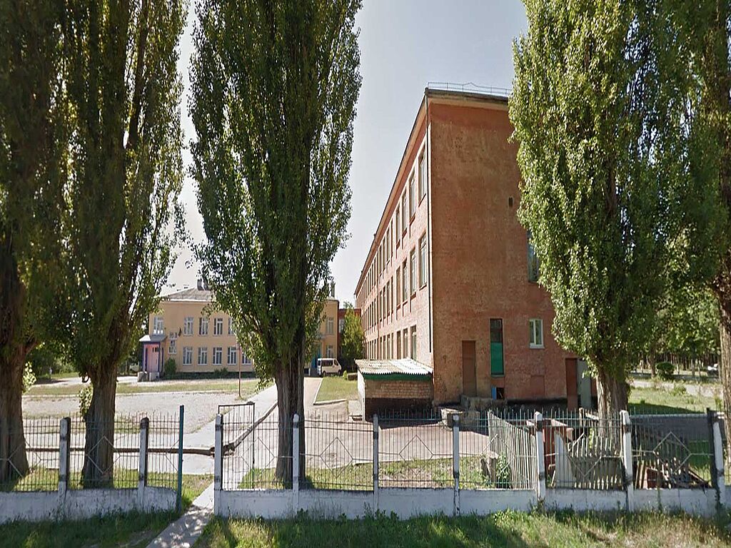 The photo shows a school on Serikov Street in Chernihiv.