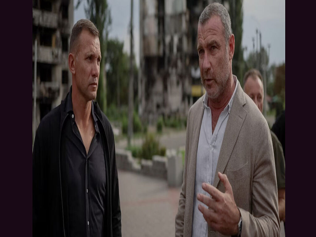 Liev Schreiber organisierte eine Wohltätigkeitsveranstaltung zur Unterstützung des ukrainischen Volkes. Auf dem Foto: Liev Schreiber mit Andriy Shevchenko in Borodyanka, Region Kiew, das durch russische Bomben- und Raketenangriffe schwer beschädigt wurde