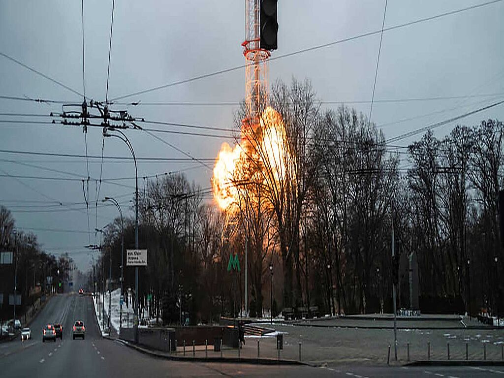 Русские ракеты ударили по киевской телебашне.