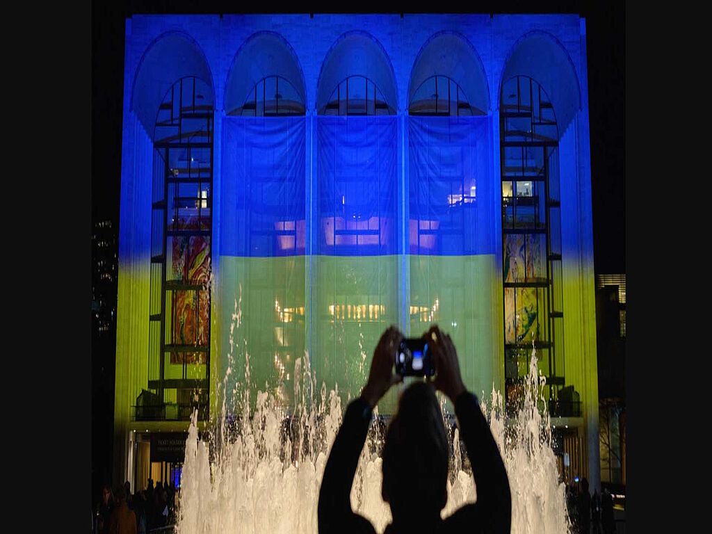 Le Metropolitan Opera et le drapeau ukrainien au Lincoln Center.