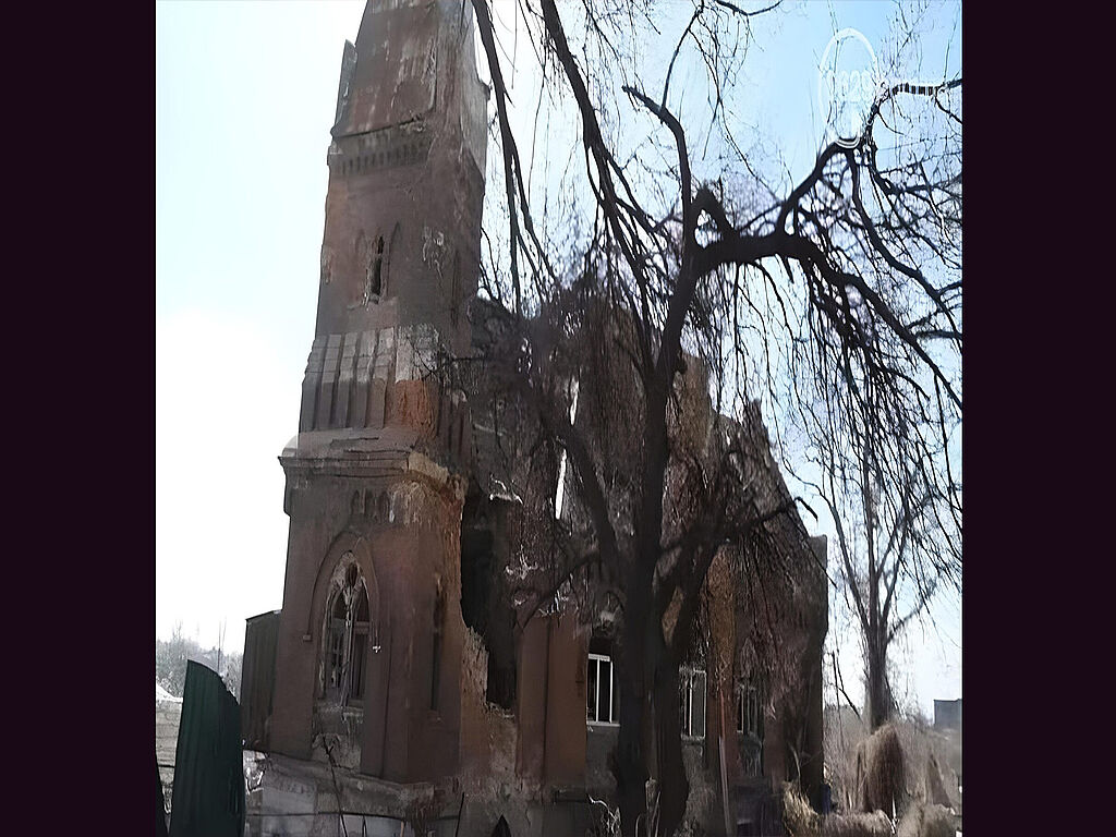 Pendant la guerre à grande échelle de la Russie contre l'Ukraine et la destruction impitoyable de Mariupol avec tous les types d'armes possibles, les occupants ont également endommagé la maison Gamper : ses façades, son toit et ses intérieurs ont été partiellement détruits. 