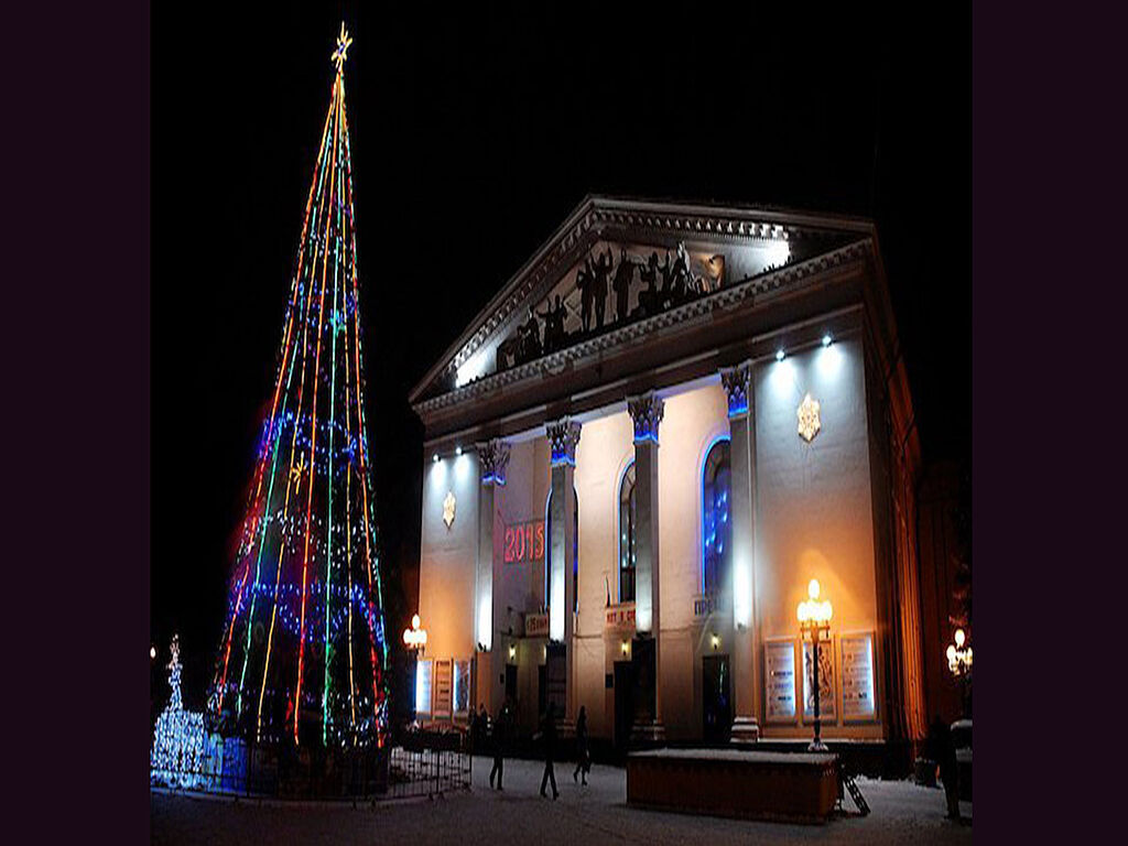 New Year's tree near the theatre