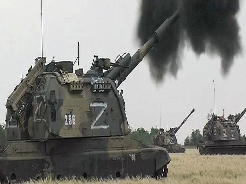 Msta self-propelled artillery launcher fires at the territory of Ukraine