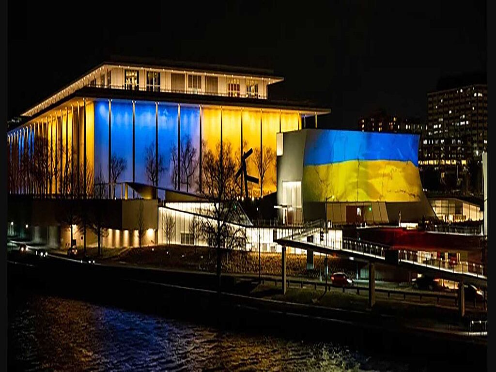 Le Kennedy Center s'illumine aux couleurs du drapeau ukrainien.