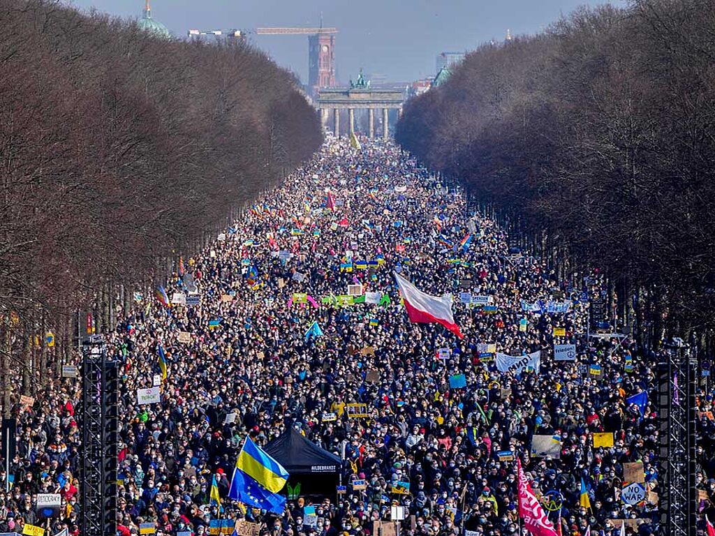 Plus de 100 000 personnes ont manifesté en solidarité avec l'Ukraine