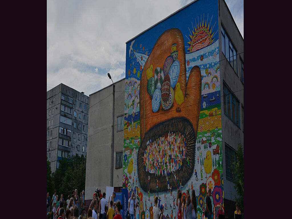 The "Mitten" mural on one of the schools in the city 