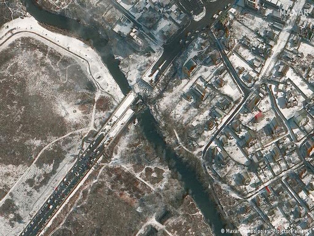 Photographie satellite d'un pont détruit dans la ville d'Irpin, à travers les ruines duquel des personnes sont évacuées de cette ville près de Kiev.