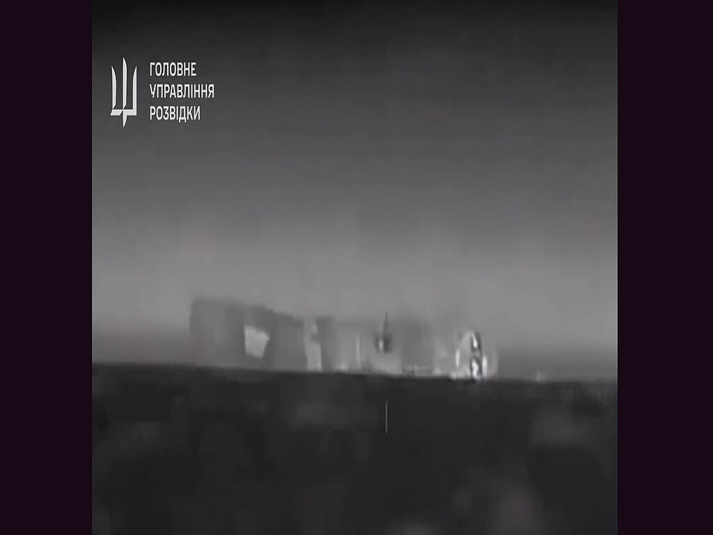 Fragment de vidéo d'un drone de surface ukrainien. Le navire a été touché par 6 drones d'attaque et a coulé avec un fort roulis sur le côté. 