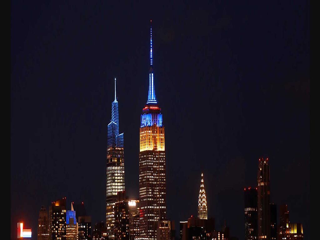 L'Empire State Building est éclairé aux couleurs du drapeau de l'Ukraine.