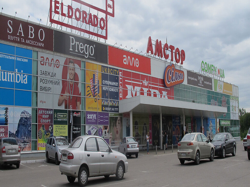 Вид на вход с автомобильной парковки