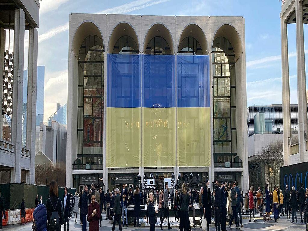 Le Metropolitan Opera et l'Opéra national de Pologne organisent une tournée de l'Orchestre ukrainien de la liberté aux États-Unis et en Europe.