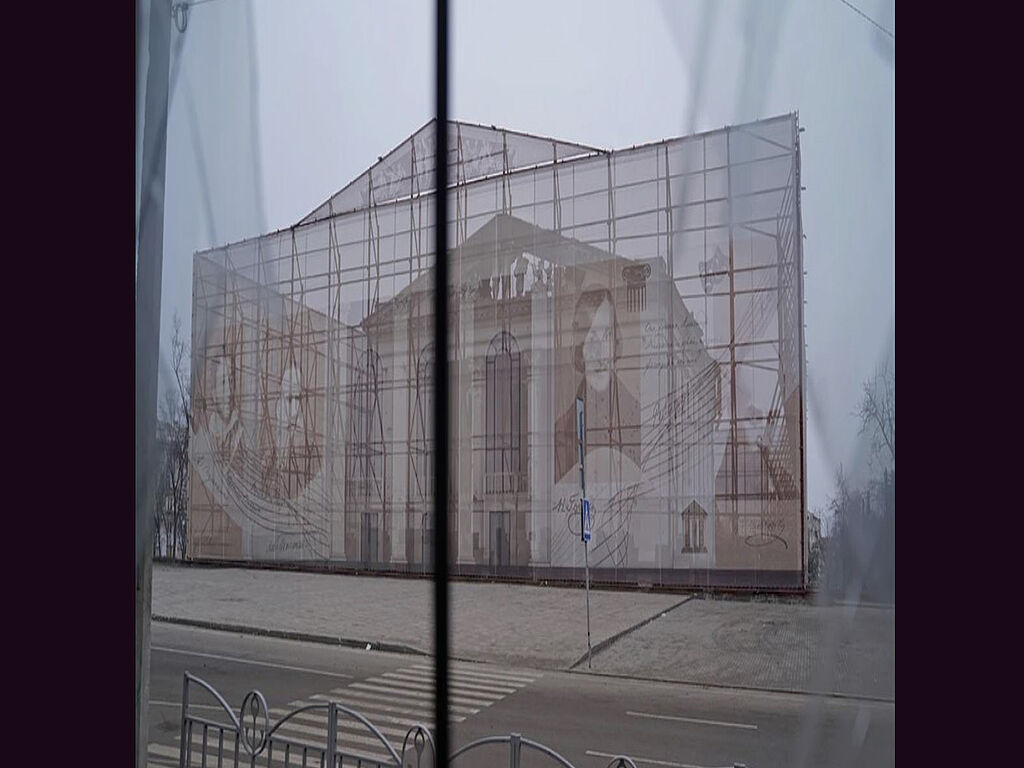 Russians blocked access to the theatre 