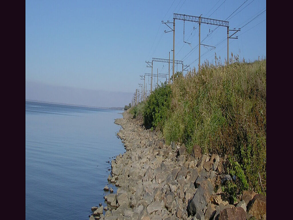 Chemin de fer le long du réservoir