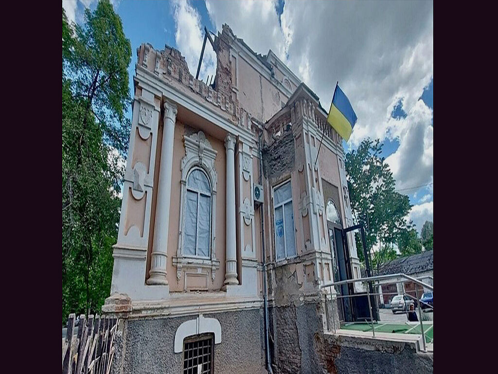 The building came under enemy shelling during Russia's full-scale invasion of Ukraine in 2022, which outraged the whole world. The windows were damaged, the front door and walls were smashed, part of the roof and second floor were destroyed, and the stucco was cut by debris. 