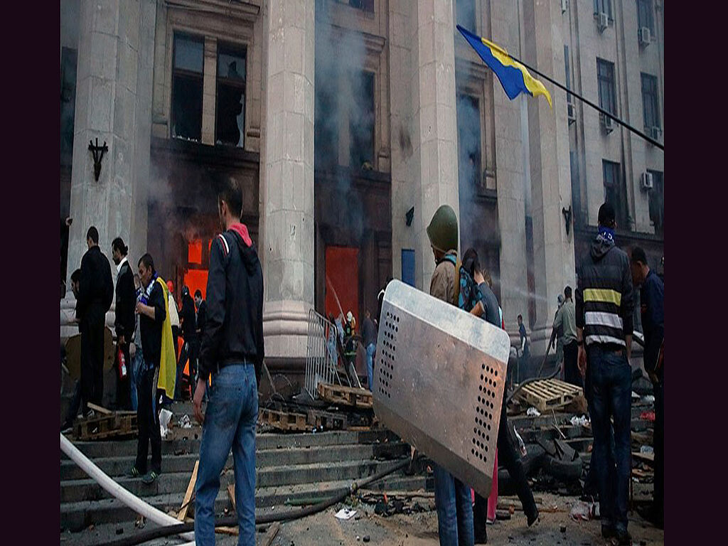 Affrontements entre militants pro-ukrainiens (à l'extérieur du bâtiment) et pro-russes (à l'intérieur du bâtiment).