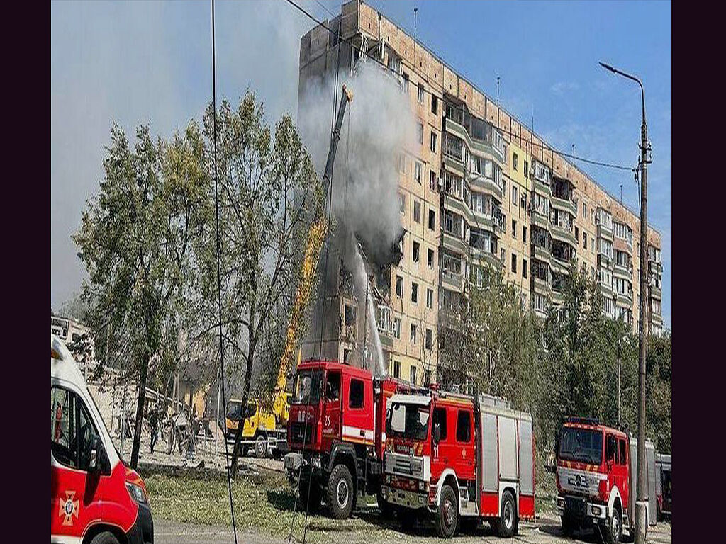 Працюють пожежники та рятувальники