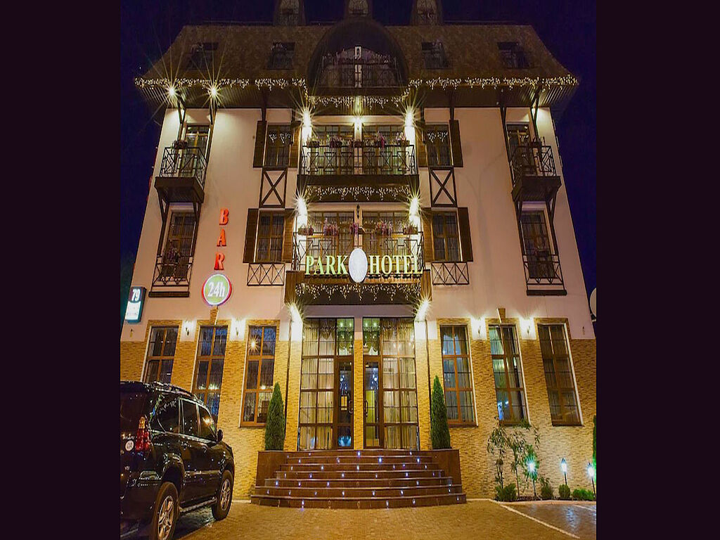 Hotel bei Nacht unter "ukrainischen Peinigern"
