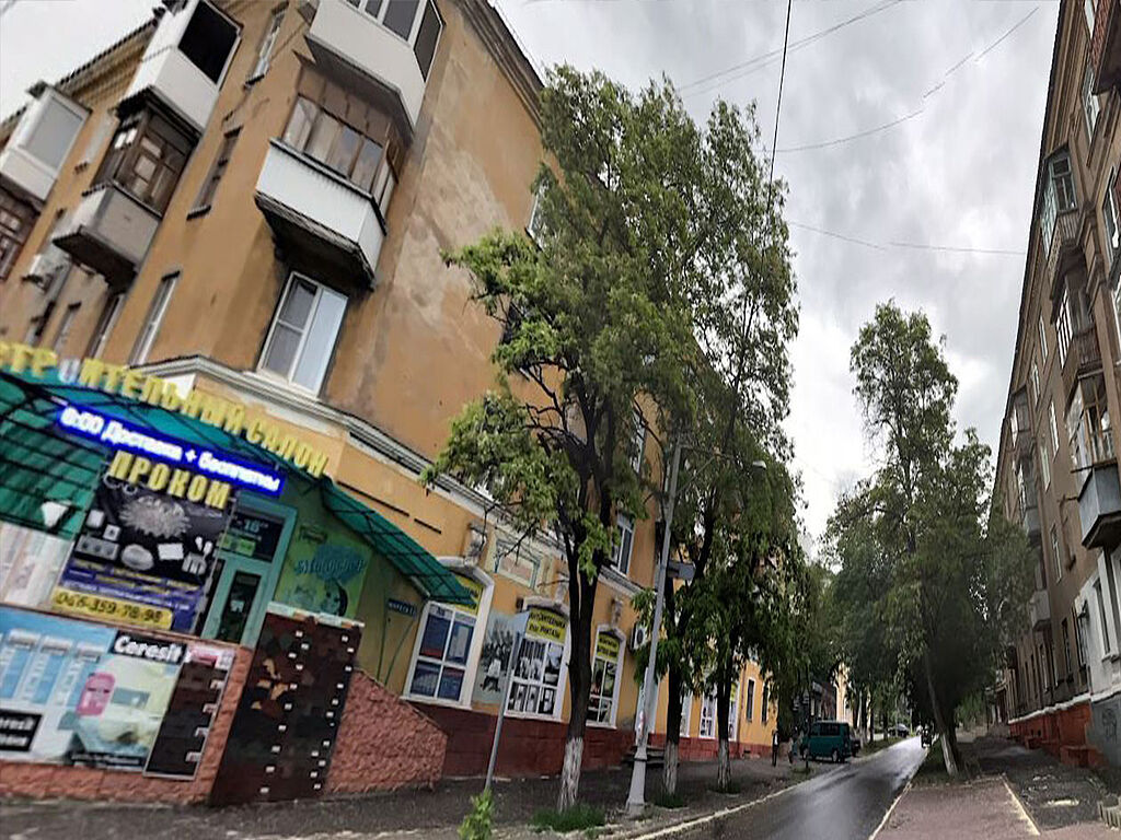 Ein Blick auf die Straße. Überall Wohngebäude und keine militärischen Objekte